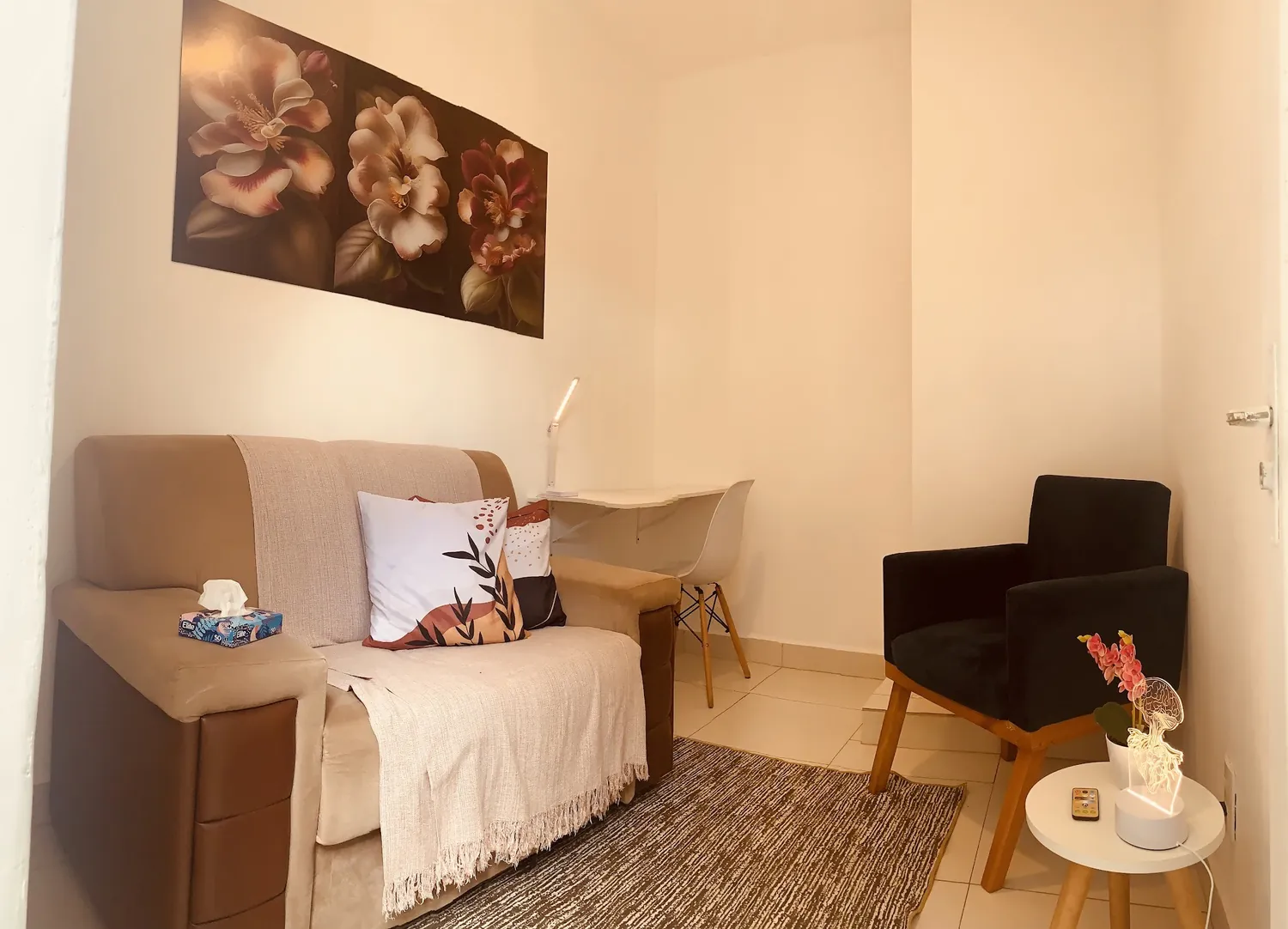 Sala de atendimento da Clínica Florescer, com sofá e poltrona