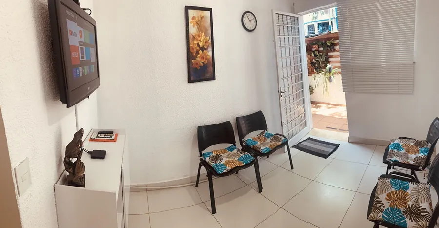 Recepção da Clínica Florescer com cadeiras